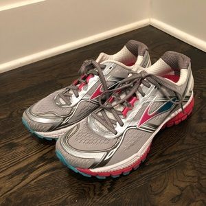 Brooks running shoes LIKE NEW